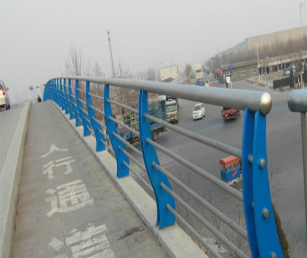 知识贴着重说说贵州波形护栏施工中立柱是如何安装更安全