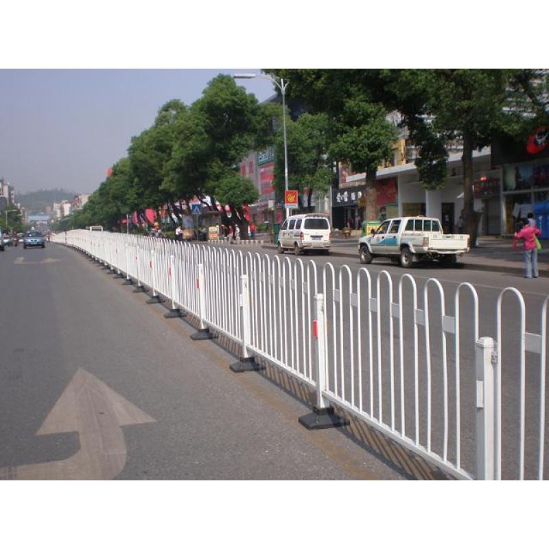 贵州道路护栏厂家温馨提示：珍爱生命请不要翻越护栏