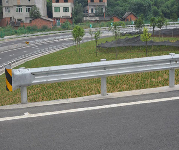 贵州市政护栏批发商浅谈防撞护栏的应用
