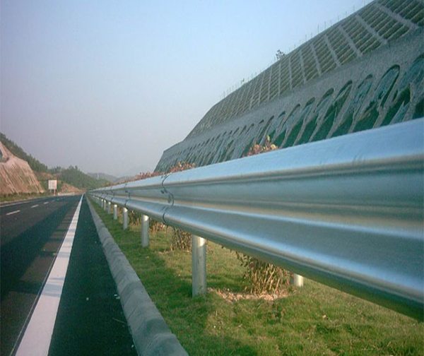 贵阳波形护栏厂家阐述高速公路护栏板的特点