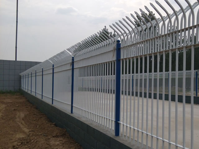 贵州锌钢围墙护栏安装浅析锌钢护栏市场的未来发展
