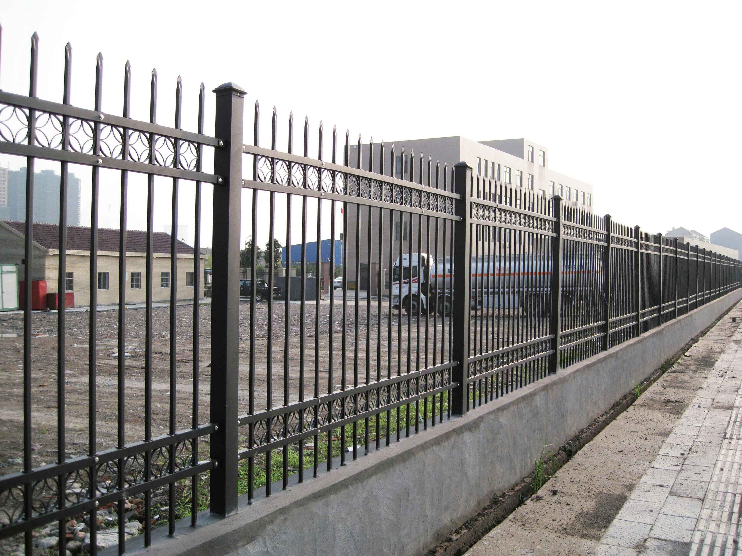 贵州锌钢围墙护栏定做分享选购围墙护栏需要注意什么