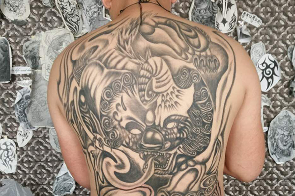 用激光为手机充电之贵州纹身培训讲述人皮纹身，令人惊悚的传家宝