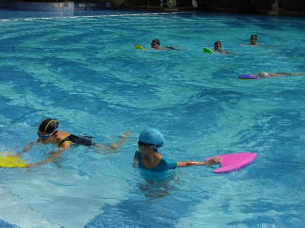 悦动游泳培训基地暑假游泳班开始招生了