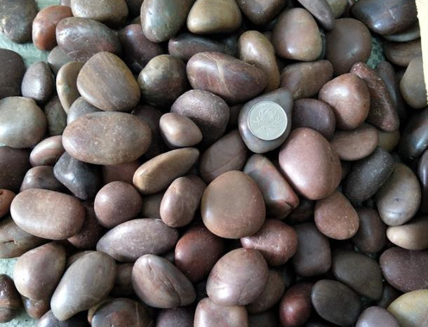 南京雨花石是由石英玉髓和燧石或蛋白石混合形成的