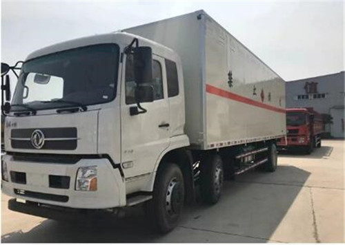 东风天锦小三轴14.85吨8.6米易燃液体厢式运输车