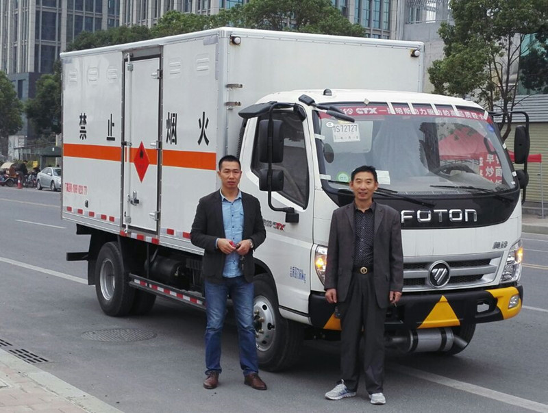 福田奥铃4吨4米1国六易燃液体厢式运输车