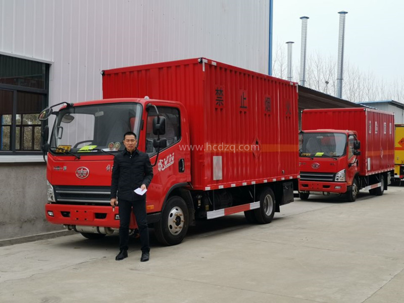 解放7吨5米15国六易燃气体厢式运输车