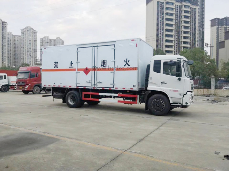 东风天锦10吨6.2米,6.8米国六易燃液体厢式运输车