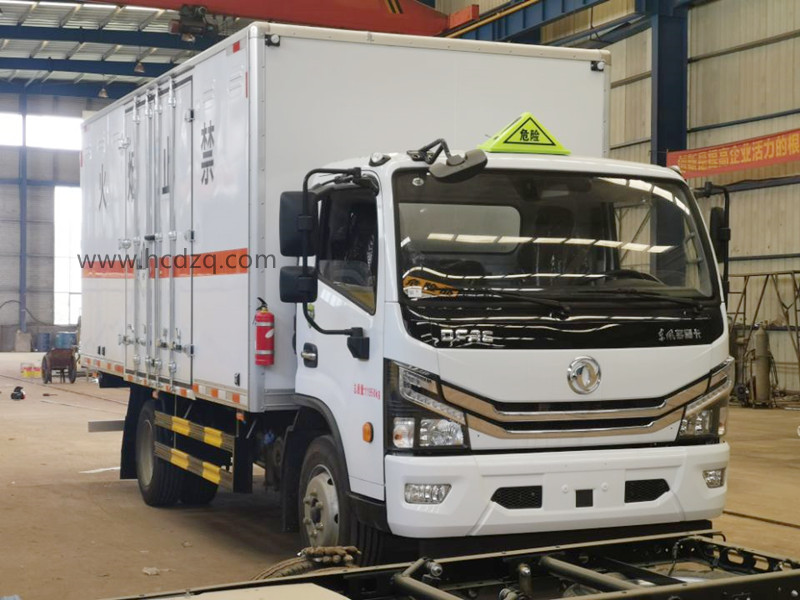 东风多利卡7吨5.15米国六杂项危险物品厢式运输车