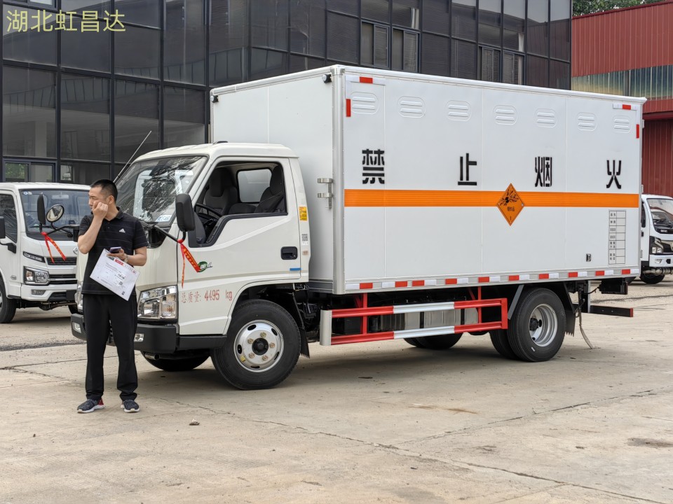 新闻:江铃炸药运输车安全送达吉林省