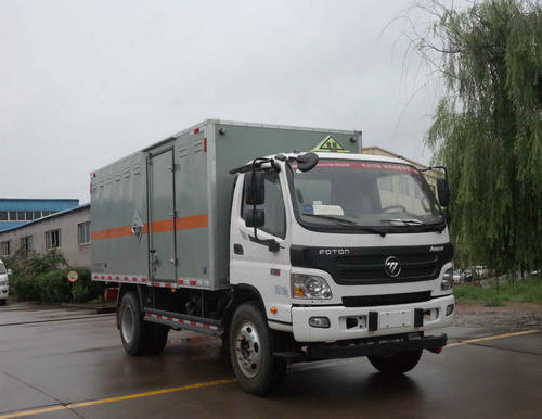 福田欧马可6.98吨5.1米腐蚀性物品厢式运输车