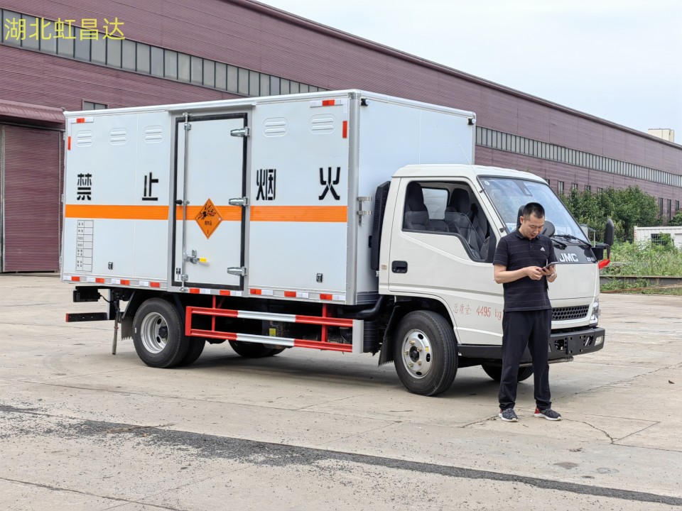 新闻:江铃爆破器材运输车安全送达吉林省