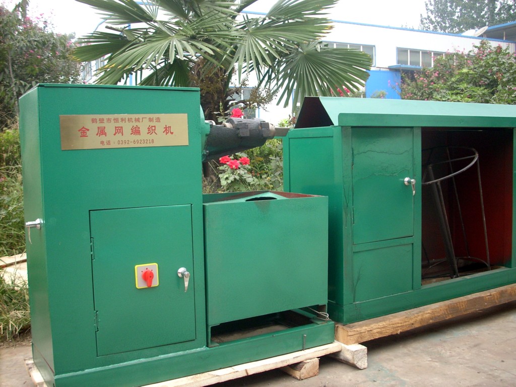 河南恒利专业生产矿用铁丝网编织机二十年，各种型号的铁丝网编网机配件大全。