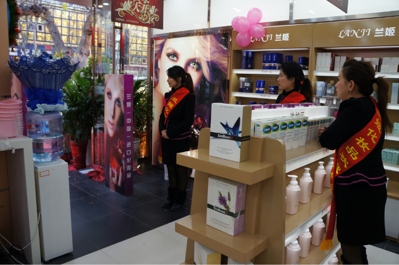 本人想在黑龙江开个化妆品美甲店请问化妆品投资加盟哪家好