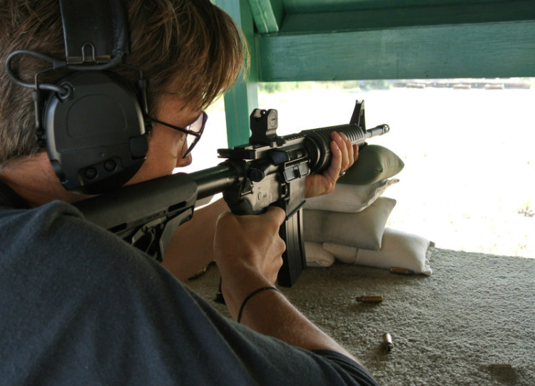 西安华创射击训练基地浅谈实战射击中手枪的精度