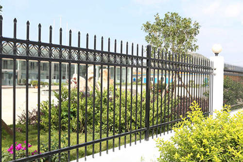 乌兰浩特/济南社区护栏为什么都选择锌钢护栏围栏