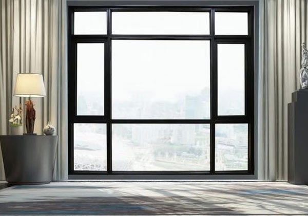 常見的密封陽臺可以使用平窗或推拉窗