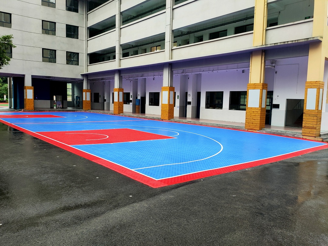 长沙市岳麓区博才卓越小学篮球训练场悬浮拼装地板实景效果图