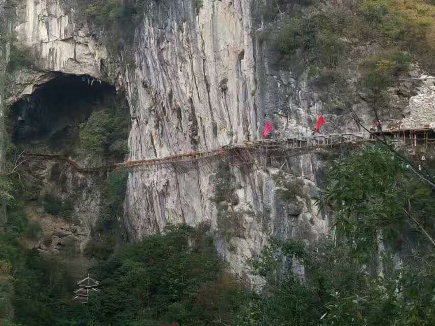 你知道玻璃栈道施工工程中使用什么玻璃比较安全吗?