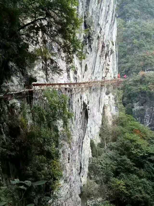 想要不一样的旅行就来体验景区玻璃栈道