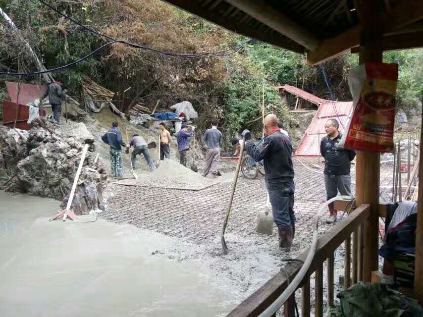 景区玻璃栈道工程施工队给景区搭配不同风格的栈道