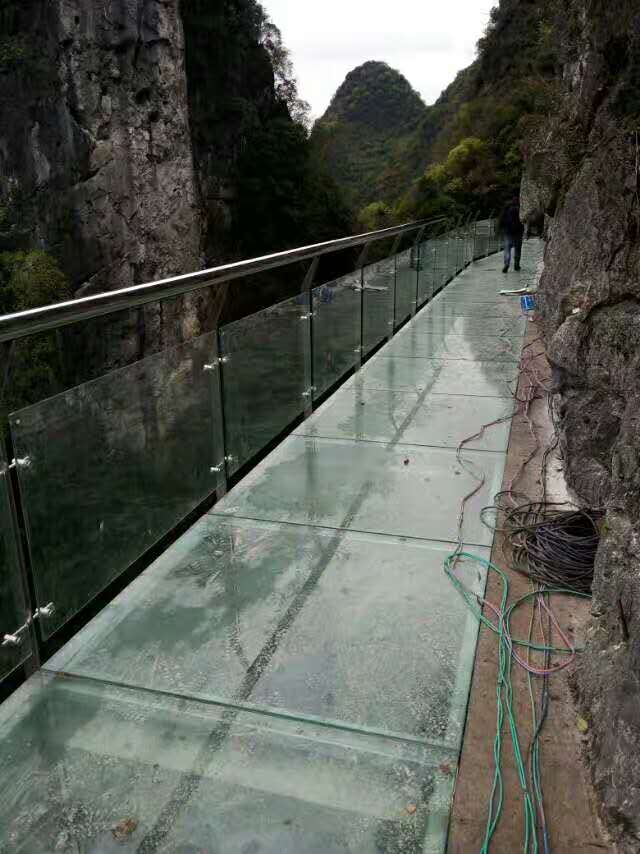 景区玻璃栈道施工单位为游客呈现出一片绝色的美景