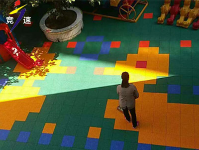 悬浮式拼装地板在幼儿园能起到什么作用