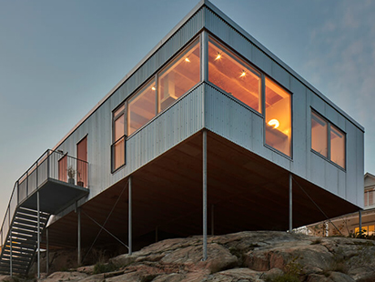 瑞典海边岩石上的集装箱之家