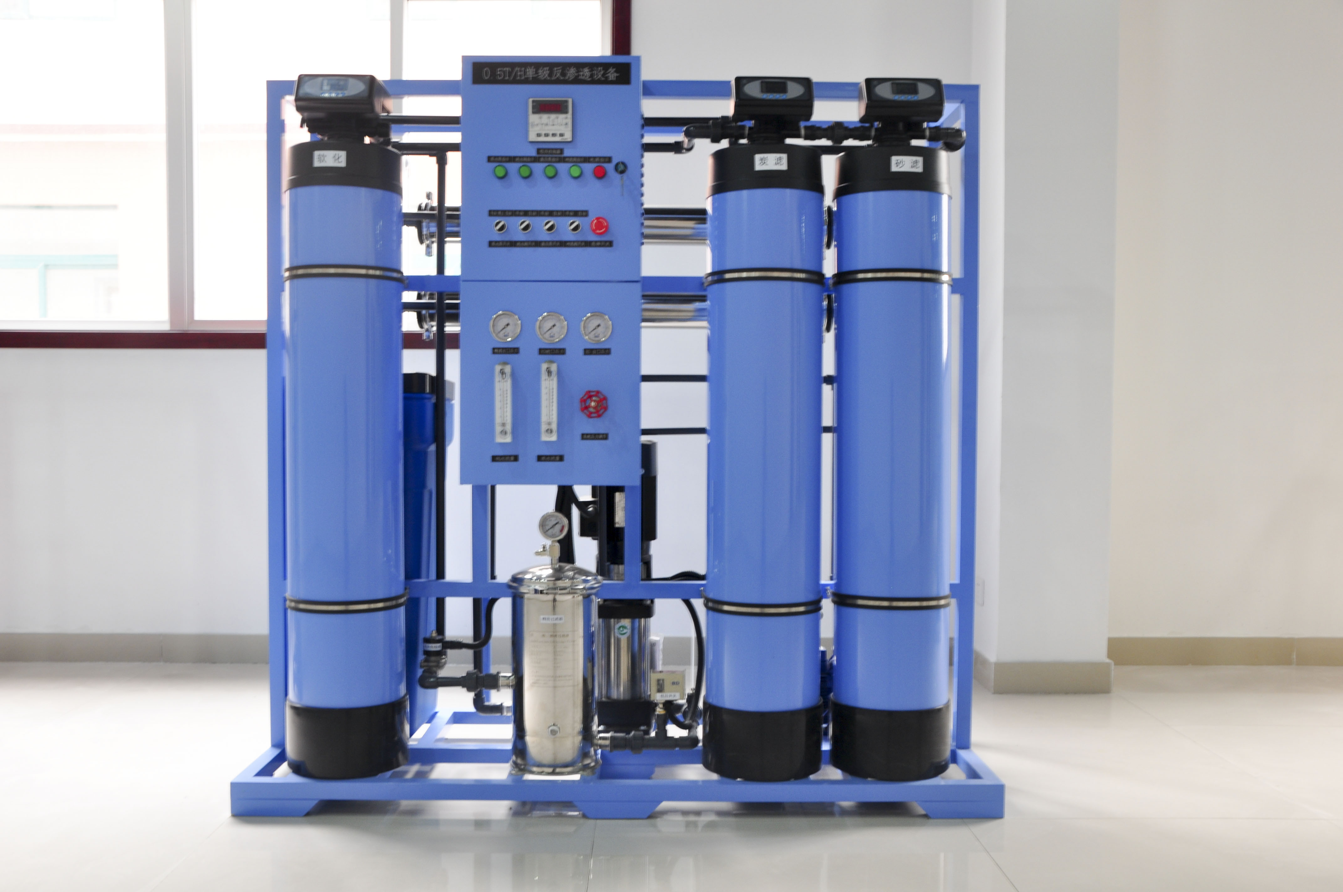 云南反渗透水处理设备公司推出的大型0.5吨蓝色单级反渗透净水设备