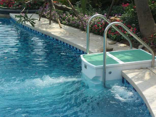 游泳池设备采用什么方法去处理泳池水