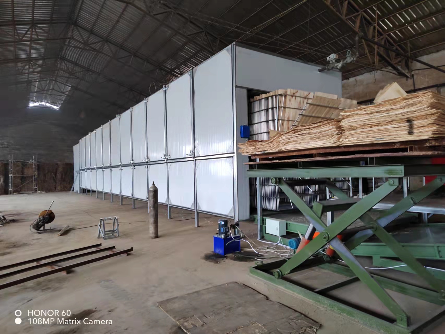 木皮自然晾晒如何解决雨季晒板问题 巨能单板烘干设备厂家为您解忧