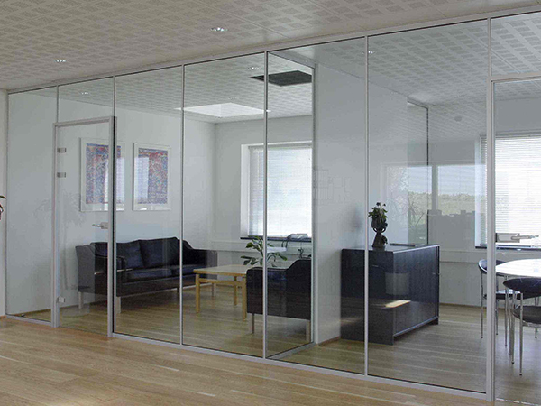 浅析铝合金办公室玻璃隔断墙绿色环保建筑的必要性