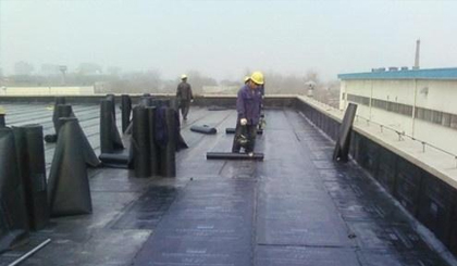 楼顶屋面防水堵漏工程如何保证施工安全？