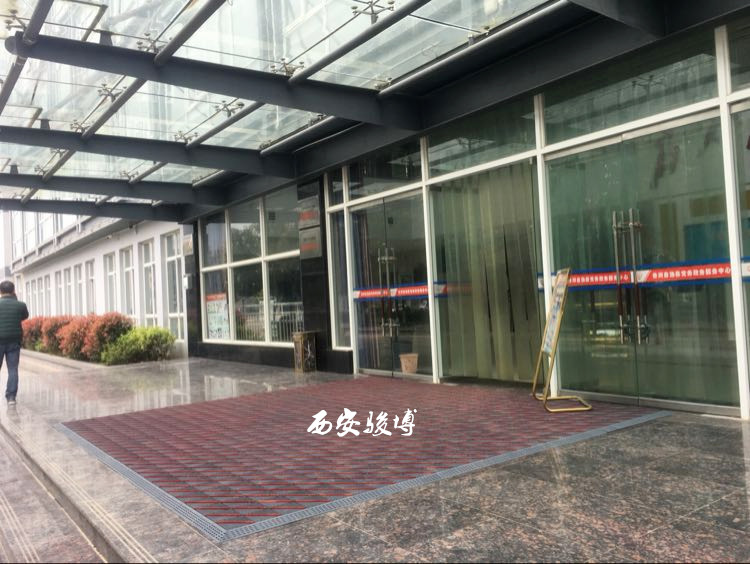 三合一室外刮沙防滑地垫 西安拼接三合一地垫制作厂家— 毛刷拼块除尘地毯地垫定制