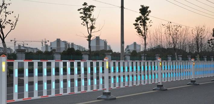 贵州护栏生产厂家提醒您：路侧护栏，对于交通安全的重要性很关键