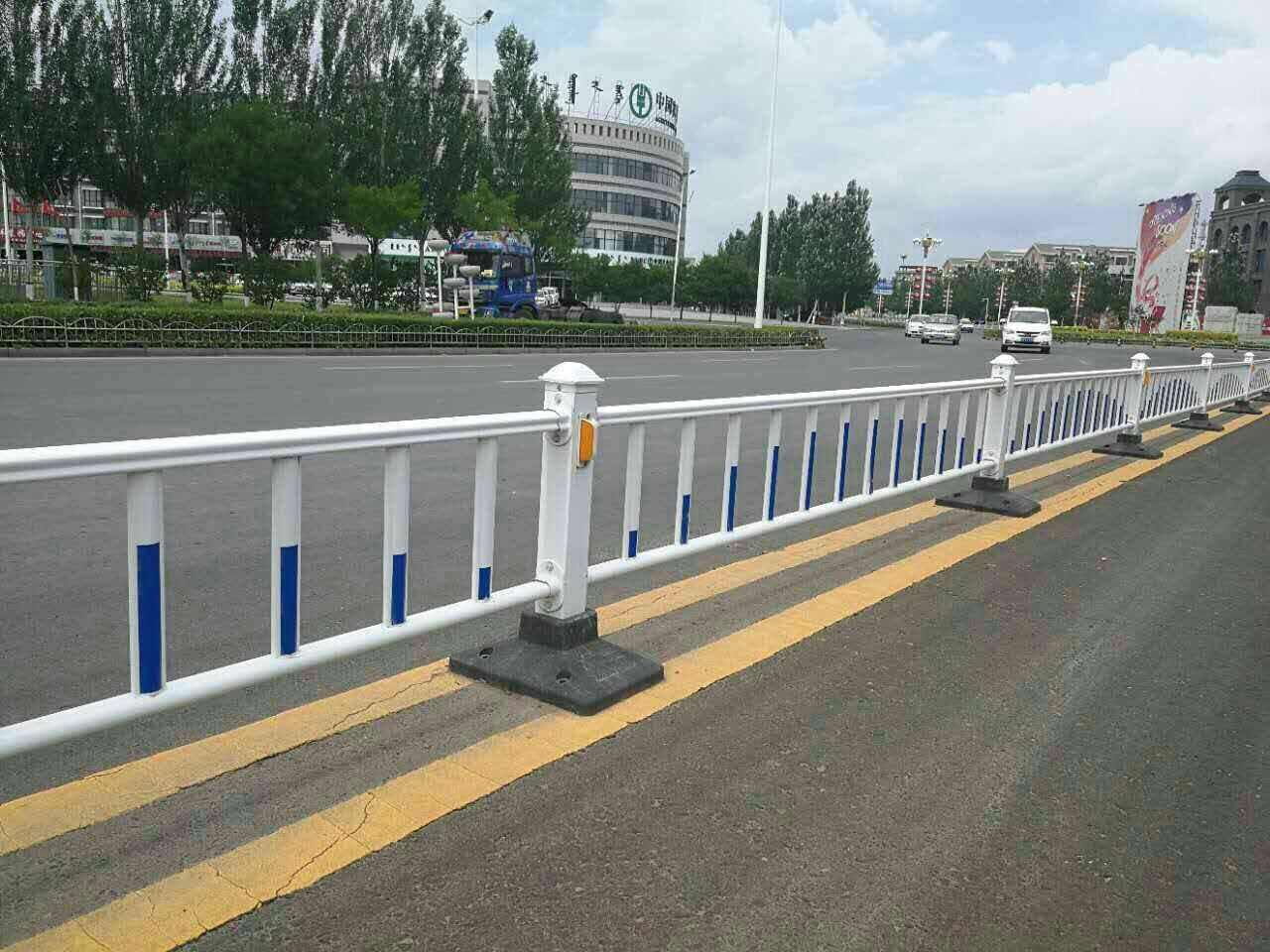 贵州护栏生产厂家邀您关注重庆公交车坠江事件：为何大桥护栏没拦住？