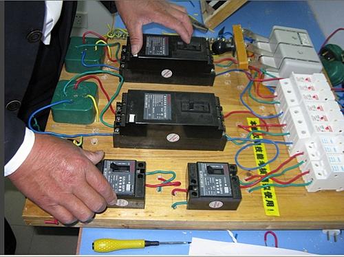 熔丝熔断后电压表指示值的反映 昆明高压电工操作培训