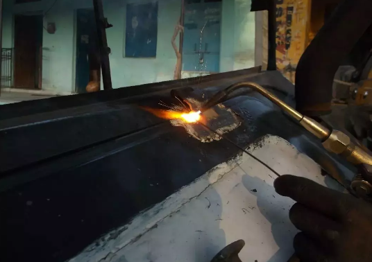 科普焊工培训使用焊炬和割炬时要注意哪些安全事项？