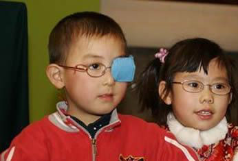 儿童斜弱视的引起的原因去视光学中心治疗哪里好眼视光学培训学校学的地方