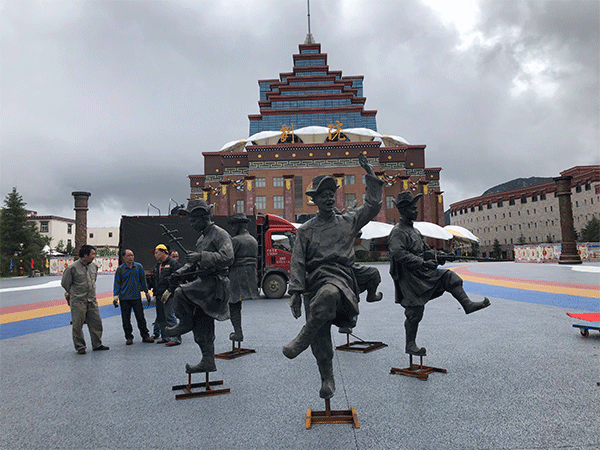 为什么广场上多数是铜雕塑？临沧雕塑设计公司给大家分析一下其原因。