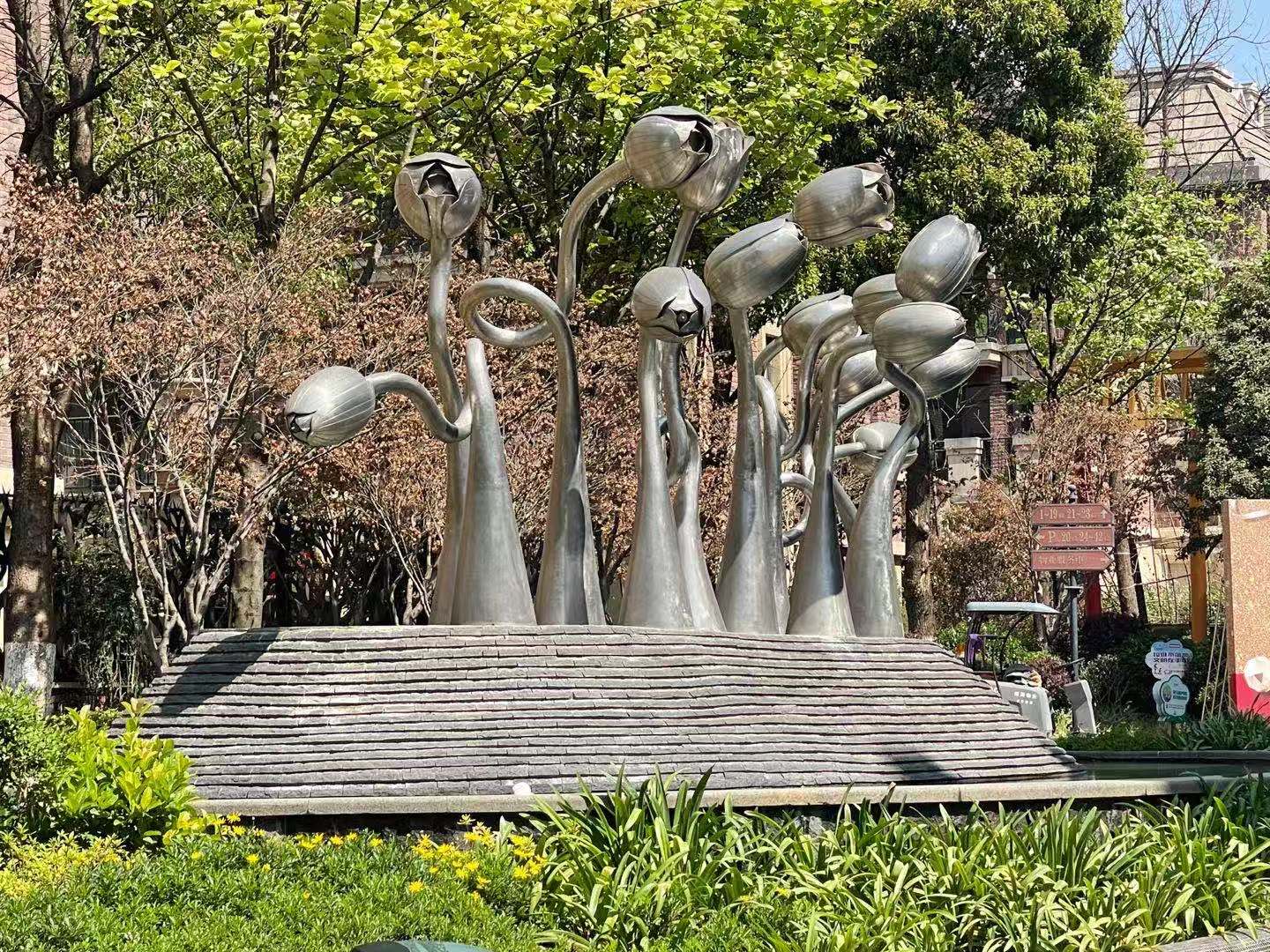 昆明赤流雕塑厂家分享不锈钢雕塑制作工艺说明