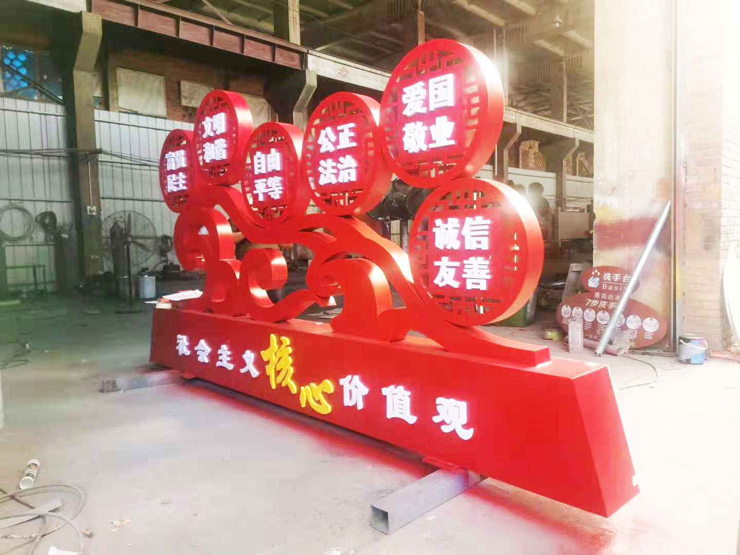 昆明鵬雕廣告關于宣傳欄制作的流程與注意事項解析