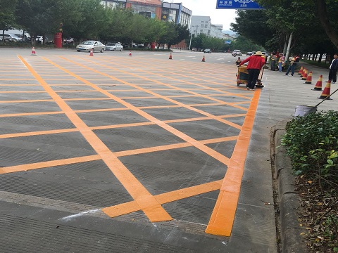 云南道路划线公司为你介绍彩色防滑标线的作用