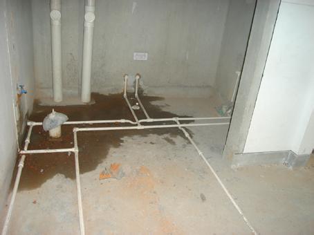昆山下水管道维修原理是通过旋转把能有弯度弹性的钢丝转进堵塞的下水管道里