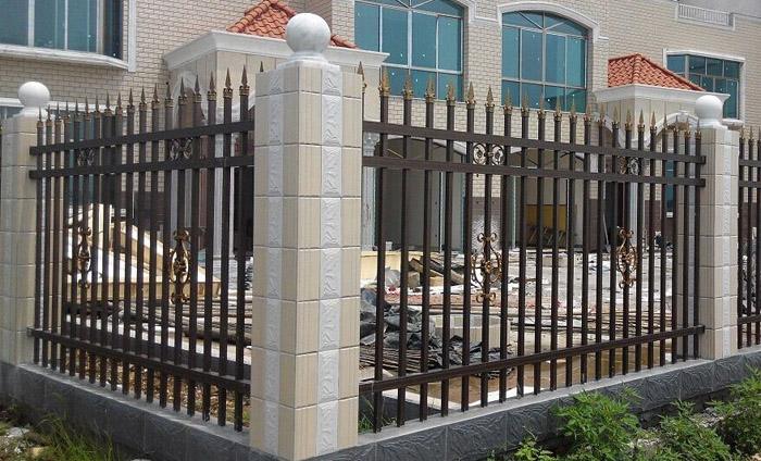 你知道锌钢护栏与铁艺护栏的防锈性能哪种好呢？