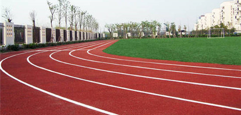 西安塑胶跑道施工对真假草坪的细处对比