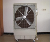 昆山冷风机是利用电机将经过湿帘的冷空气送入室内的一种降温设备