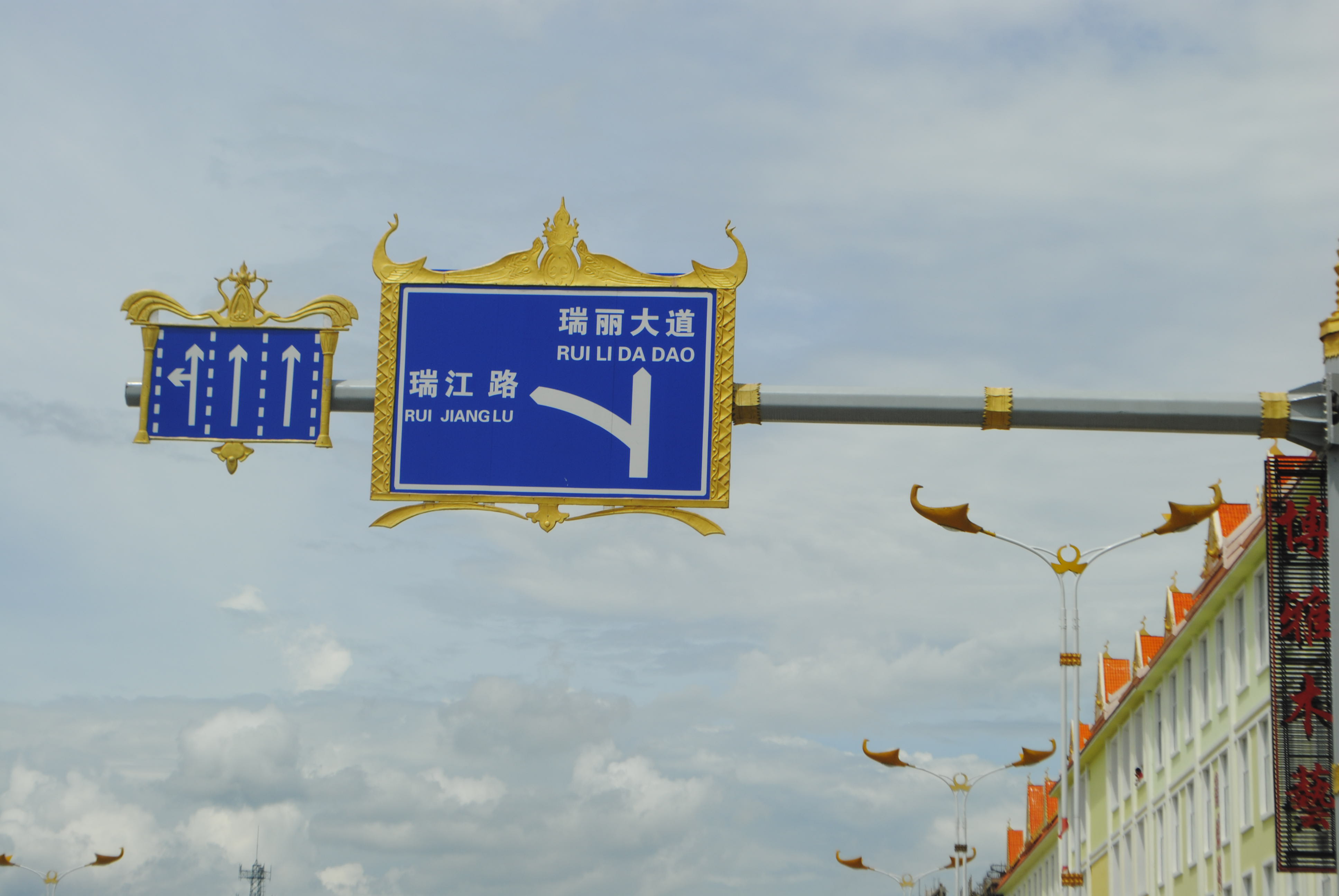 云南贵阳交通标志路灯杆之交通标志杆同一化已被提上日程