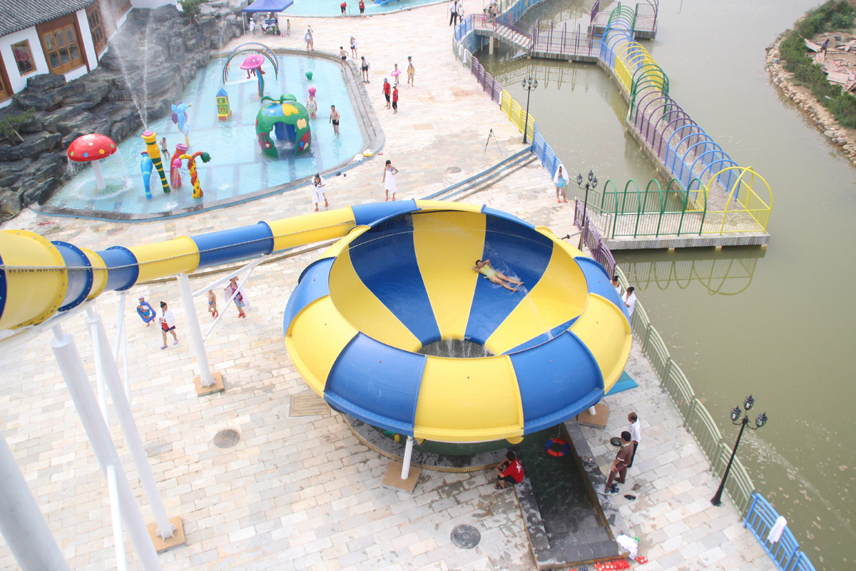 针对儿童群体，如何提升水上游乐园设备的体验